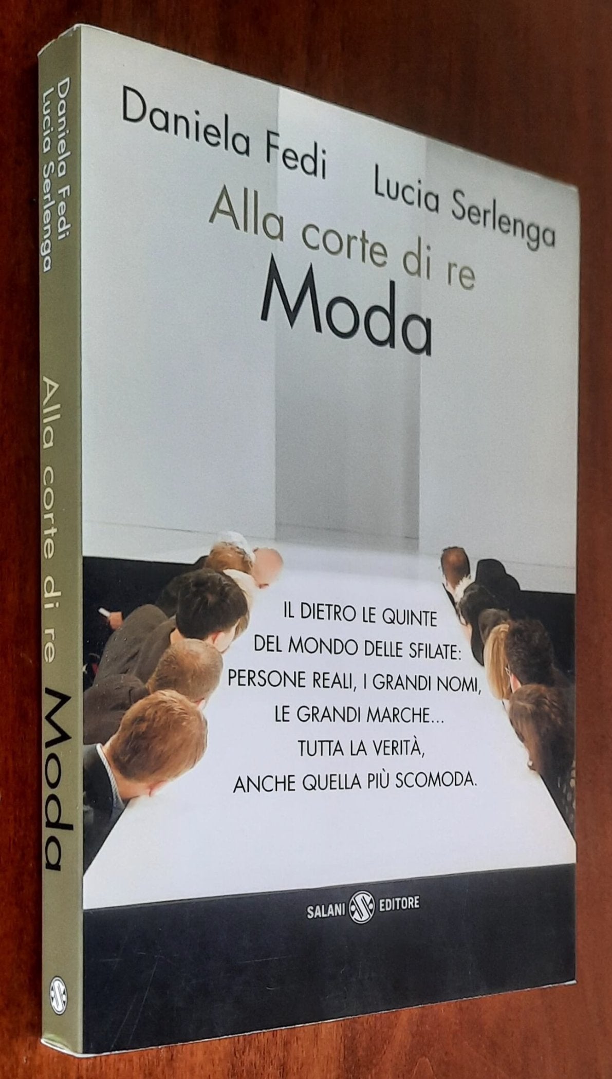 Alla corte di re Moda. Il dietro le quinte del mondo delle sfilate persone reali, i grandi nomi, le grandi marche