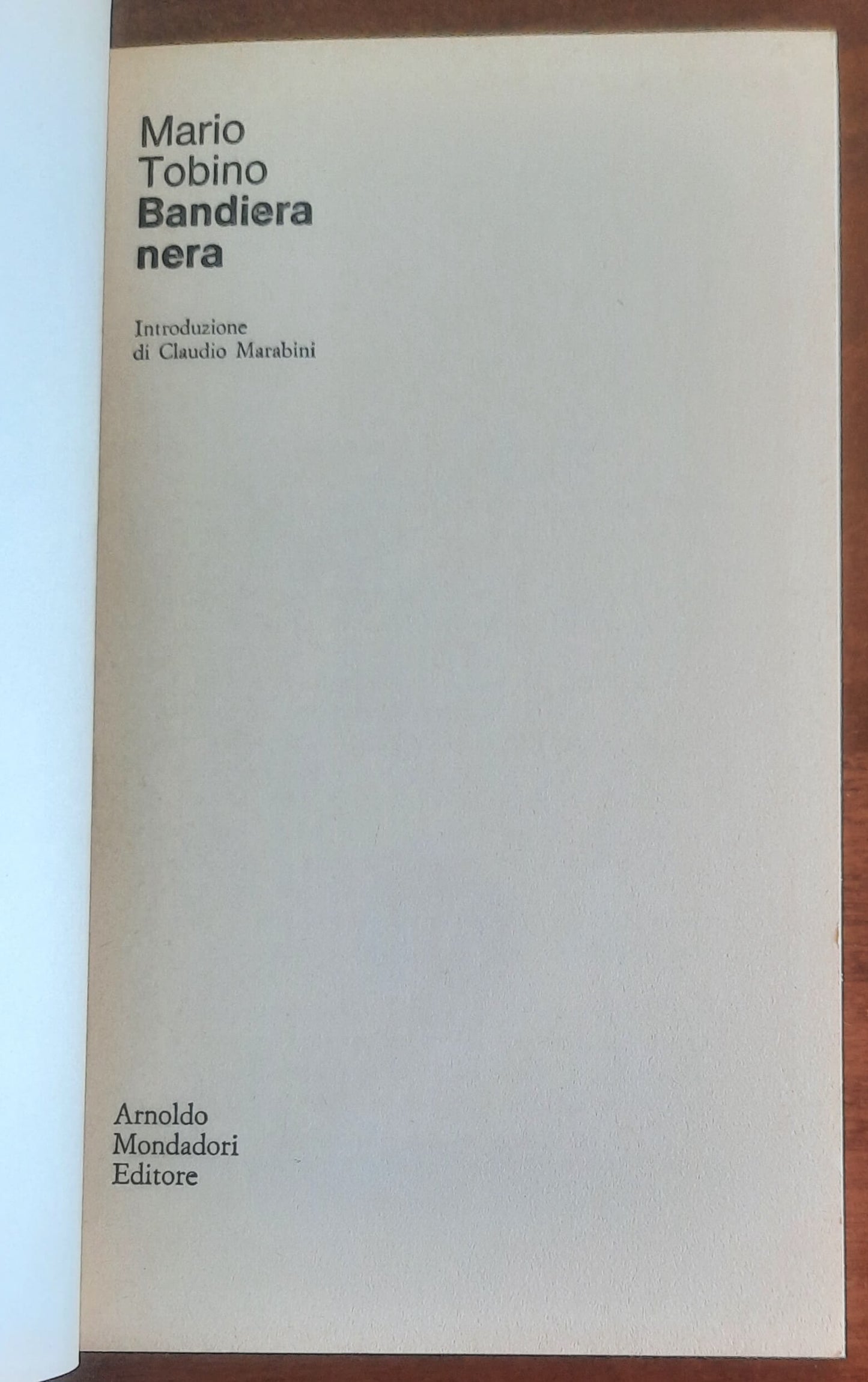 Bandiera nera. La beffa al gerarca in una grottesca vicenda del ventennio