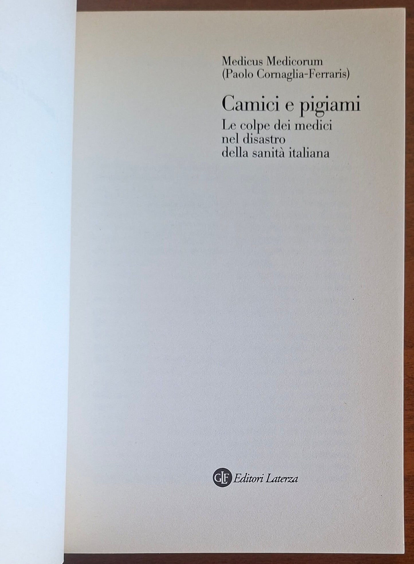 Camici e pigiami. Le colpe dei medici nel disastro della sanità italiana