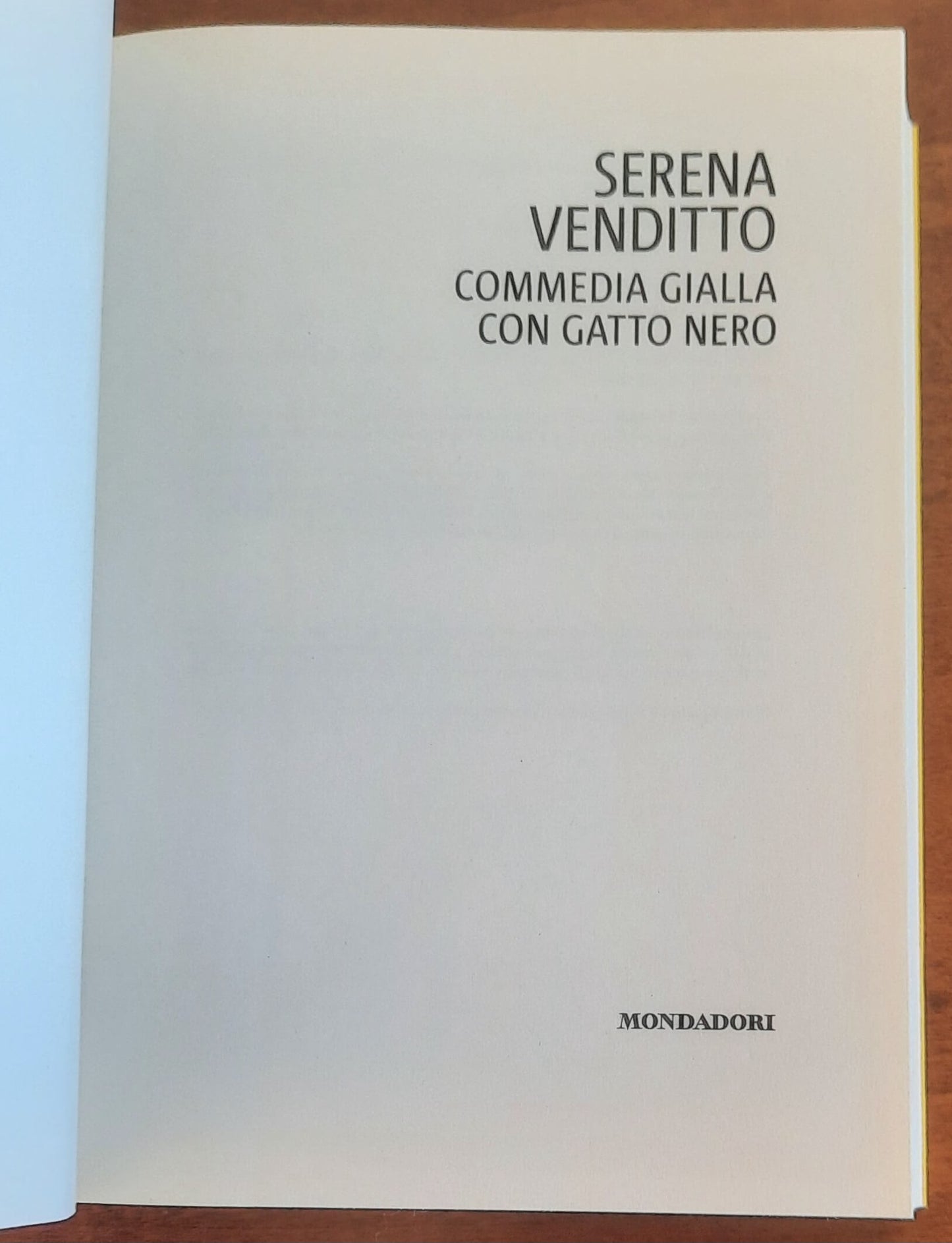 Commedia gialla con gatto nero - di Serena Venditto - Mondadori