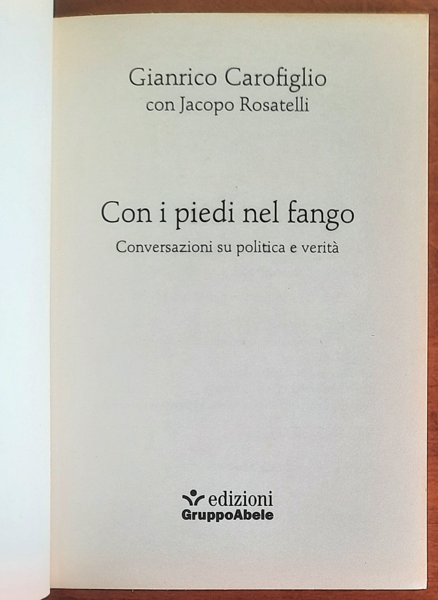 Con i piedi nel fango. Conversazioni su politica e verità
