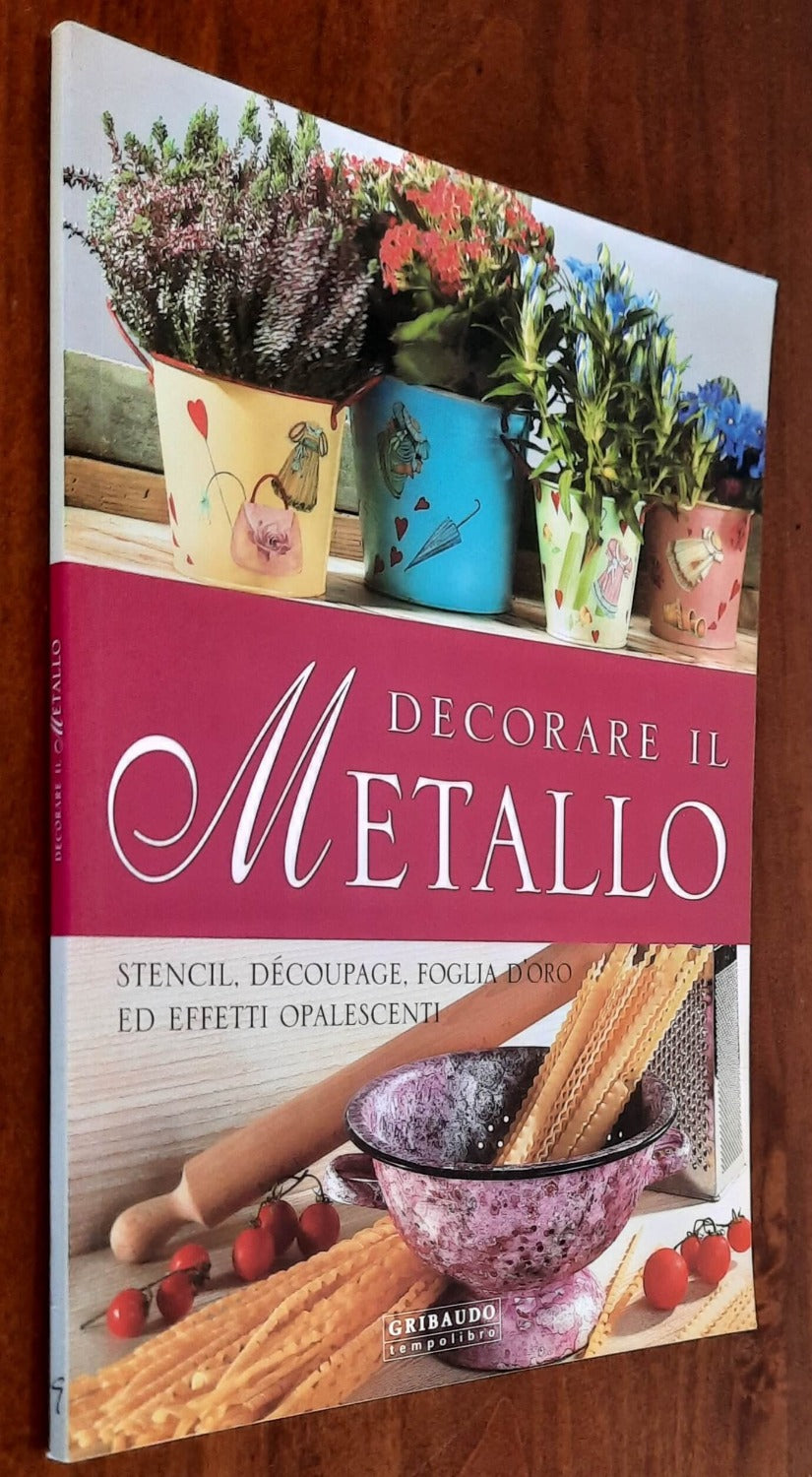 Decorare il metallo. Stencil, decoupage, foglia d’oro ed effetti opalescenti