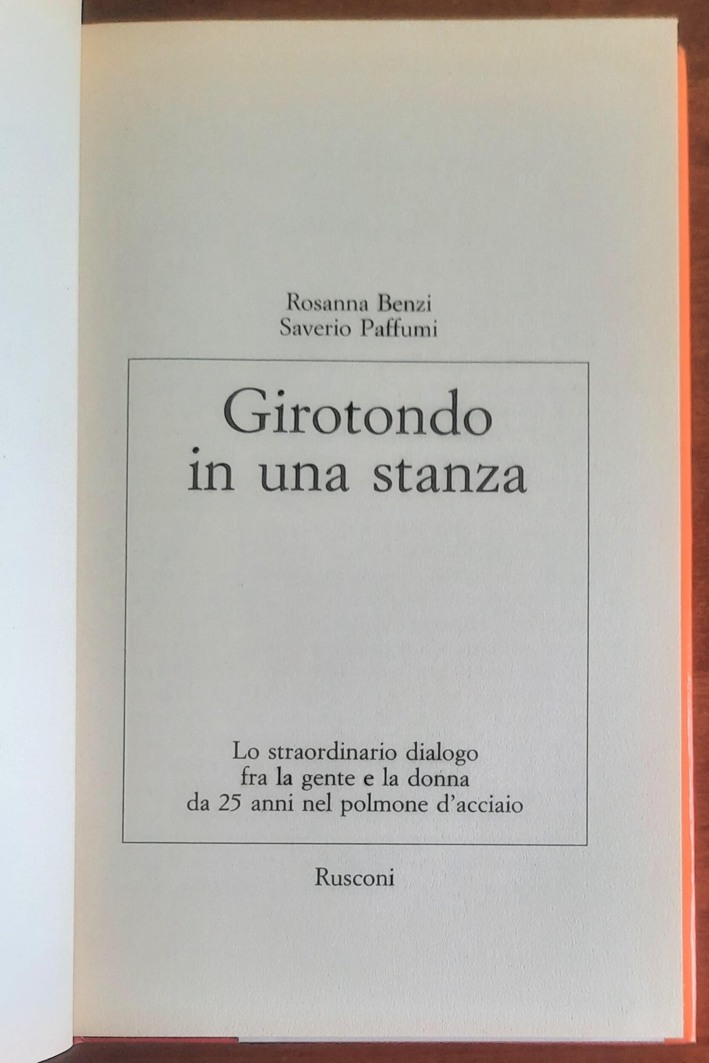 Girotondo in una stanza. Lo straordinario dialogo tra la gente e la donna da 25 anni nel polmone d'acciaio