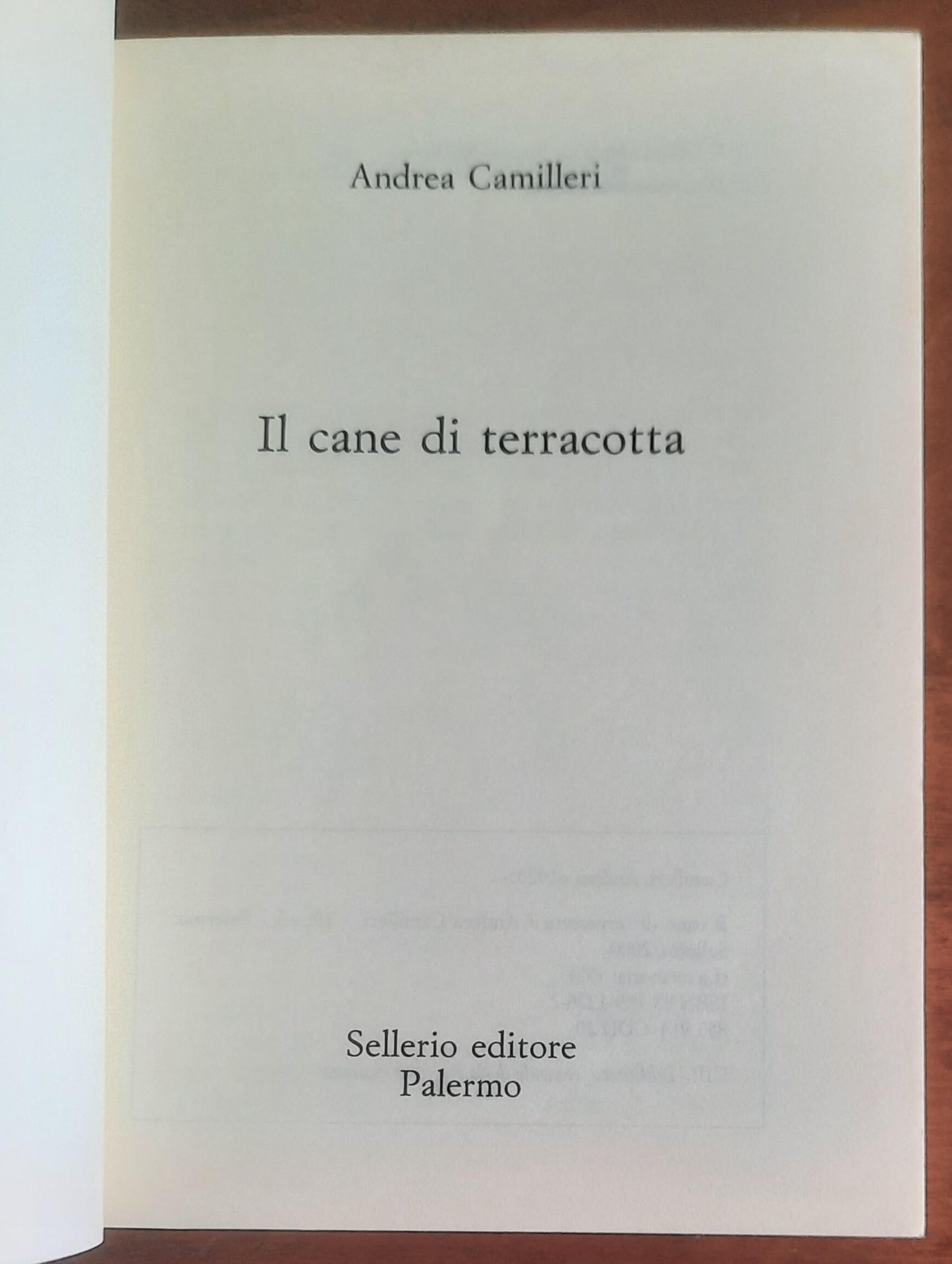 Il cane di terracotta - di Andrea Camilleri - Sellerio