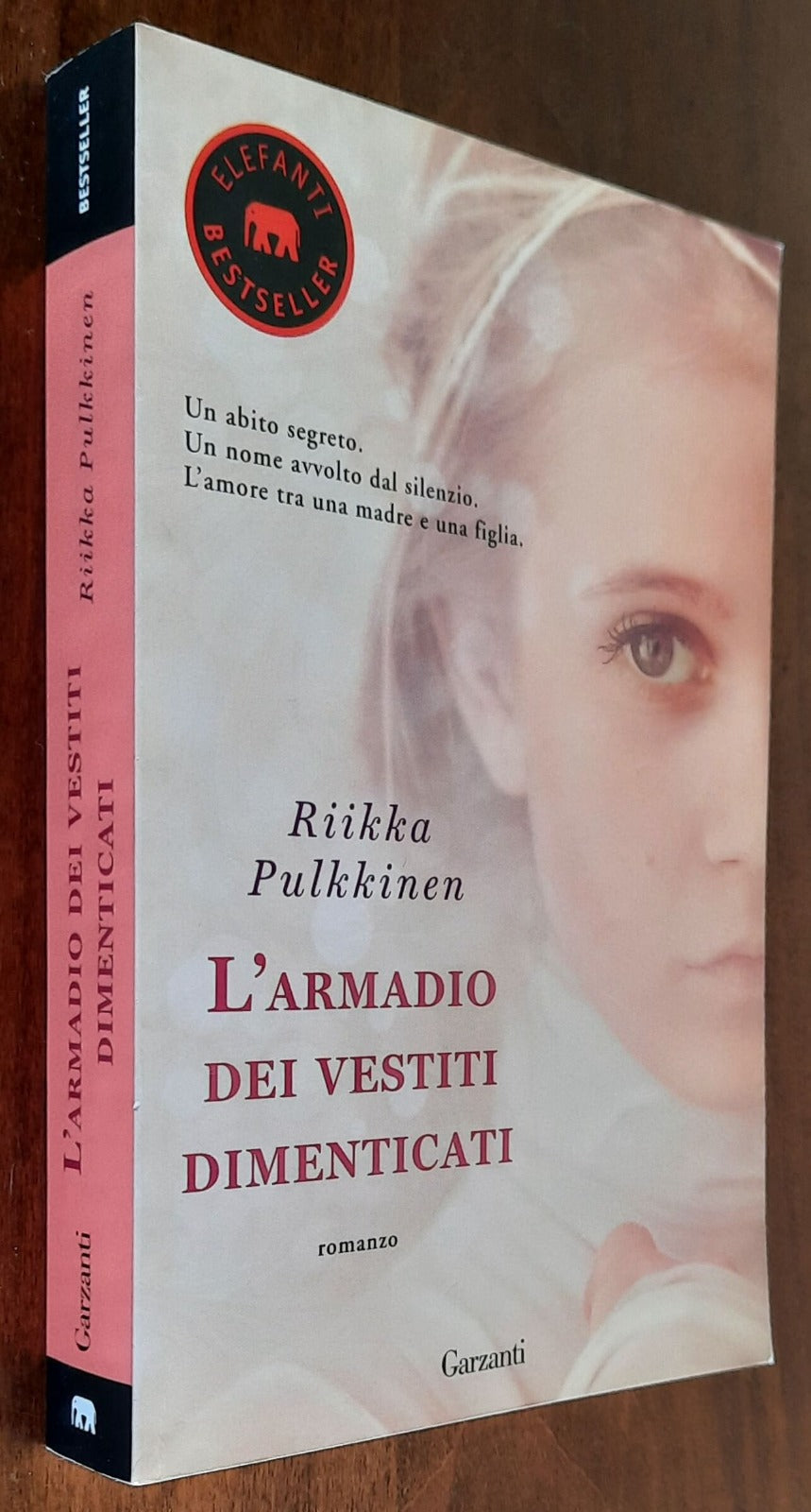 L’ armadio dei vestiti dimenticati - di Riikka Pulkkinen