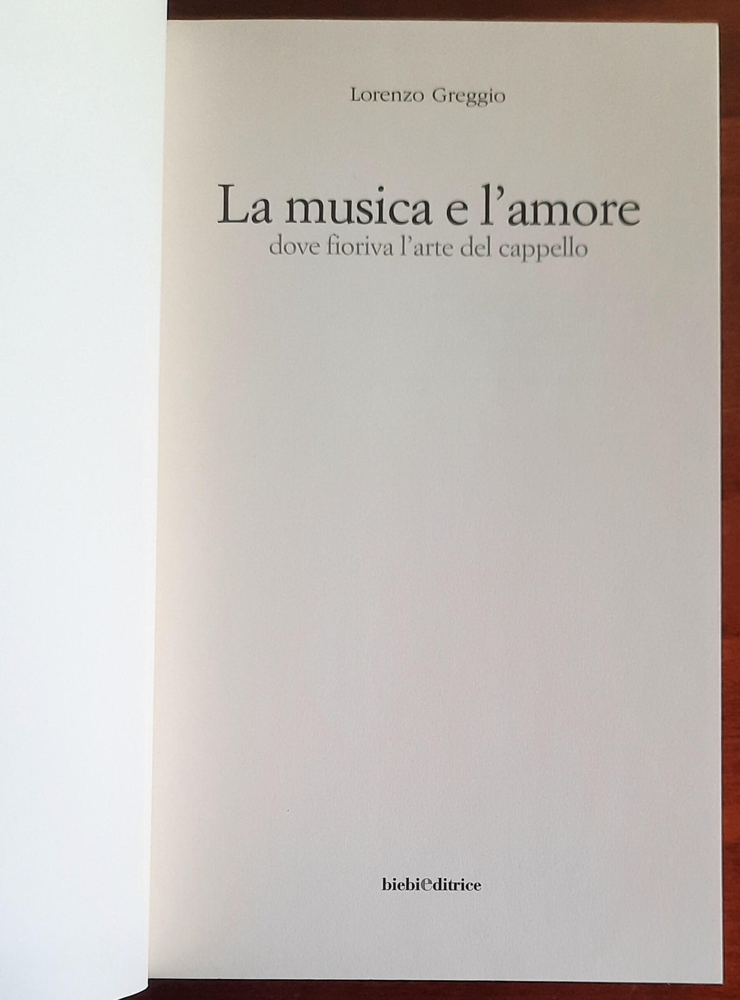 La musica e l'amore dove fioriva l'arte del cappello - Lorenzo Greggio