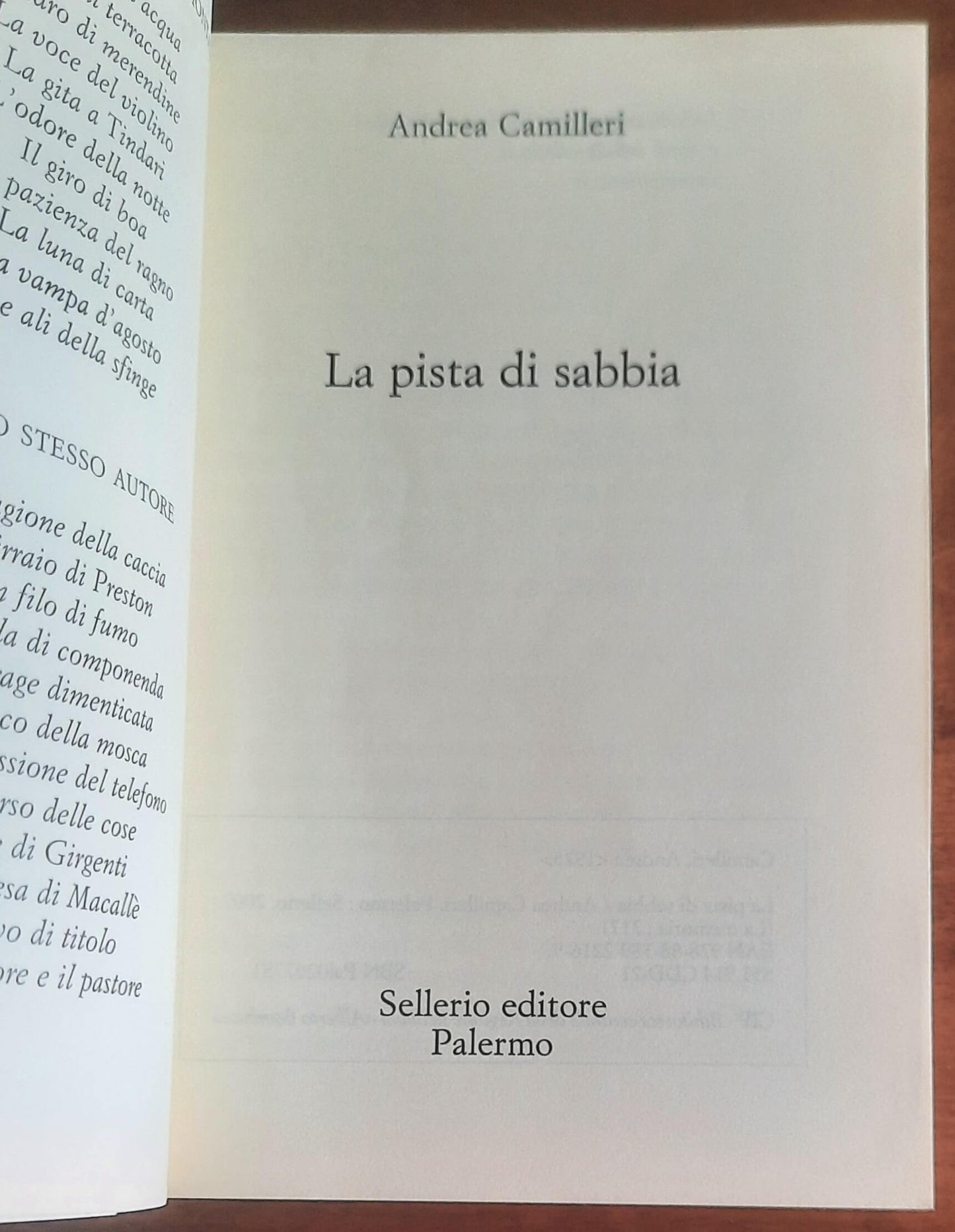 La pista di sabbia - di Andrea Camilleri - Sellerio
