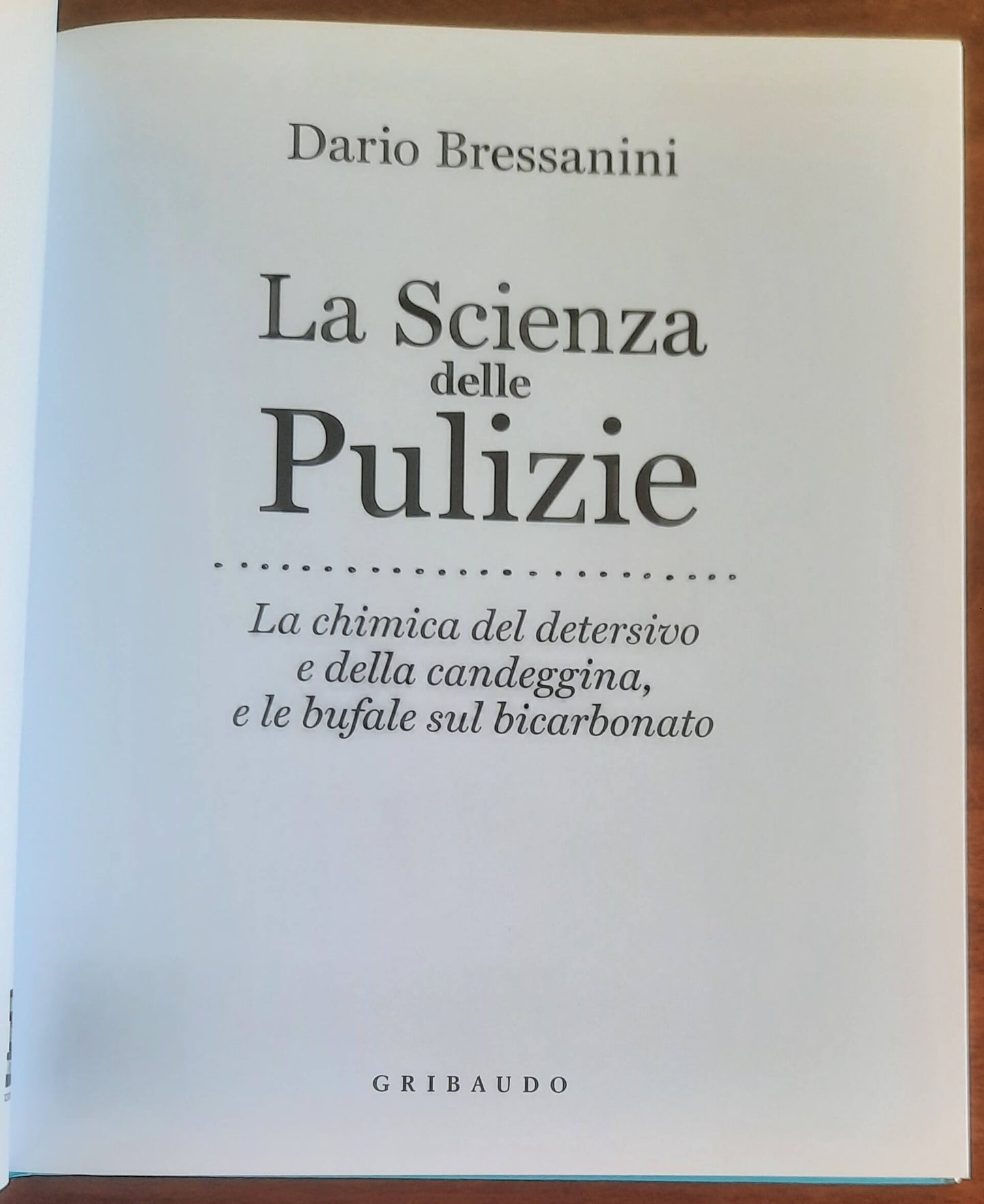 La scienza delle pulizie. La chimica del detersivo e della candeggina, e le bufale sul bicarbonato