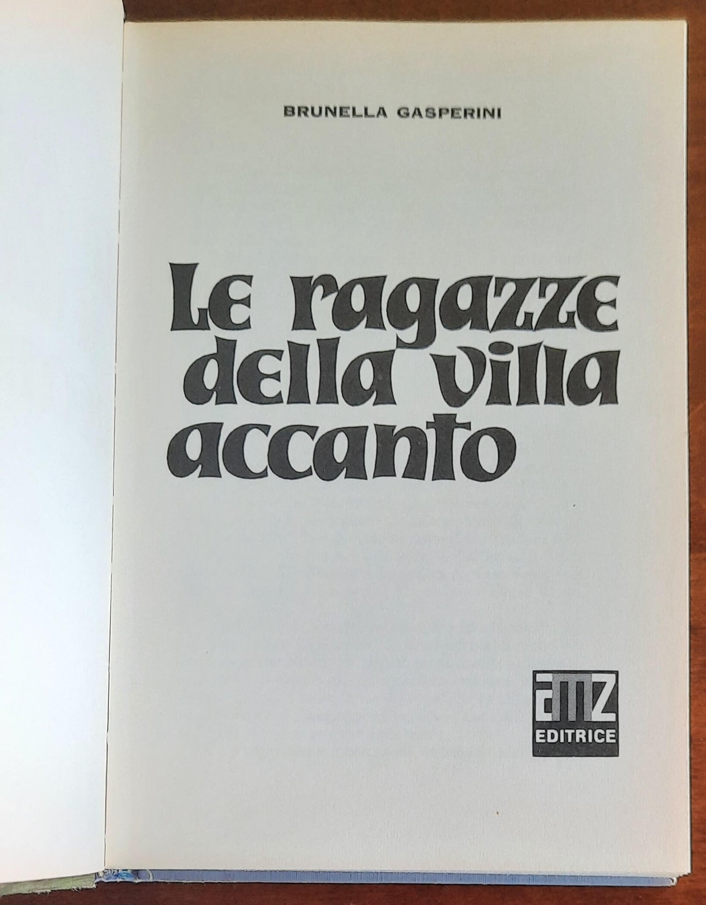 Le ragazze della villa accanto - di Brunella Gasperini - Amz Editrice