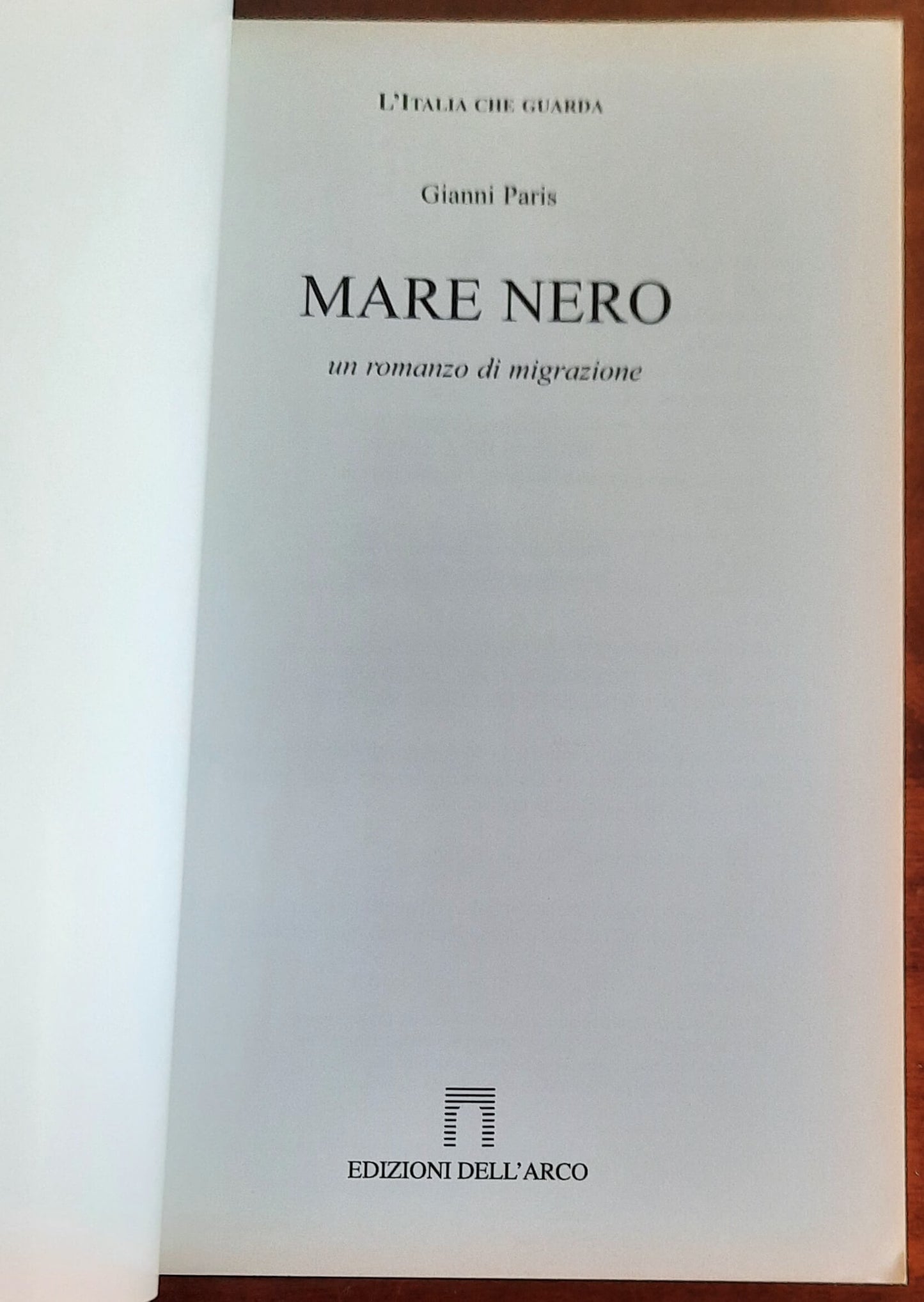 Mare nero. Un romanzo di migrazione - di Gianni Paris