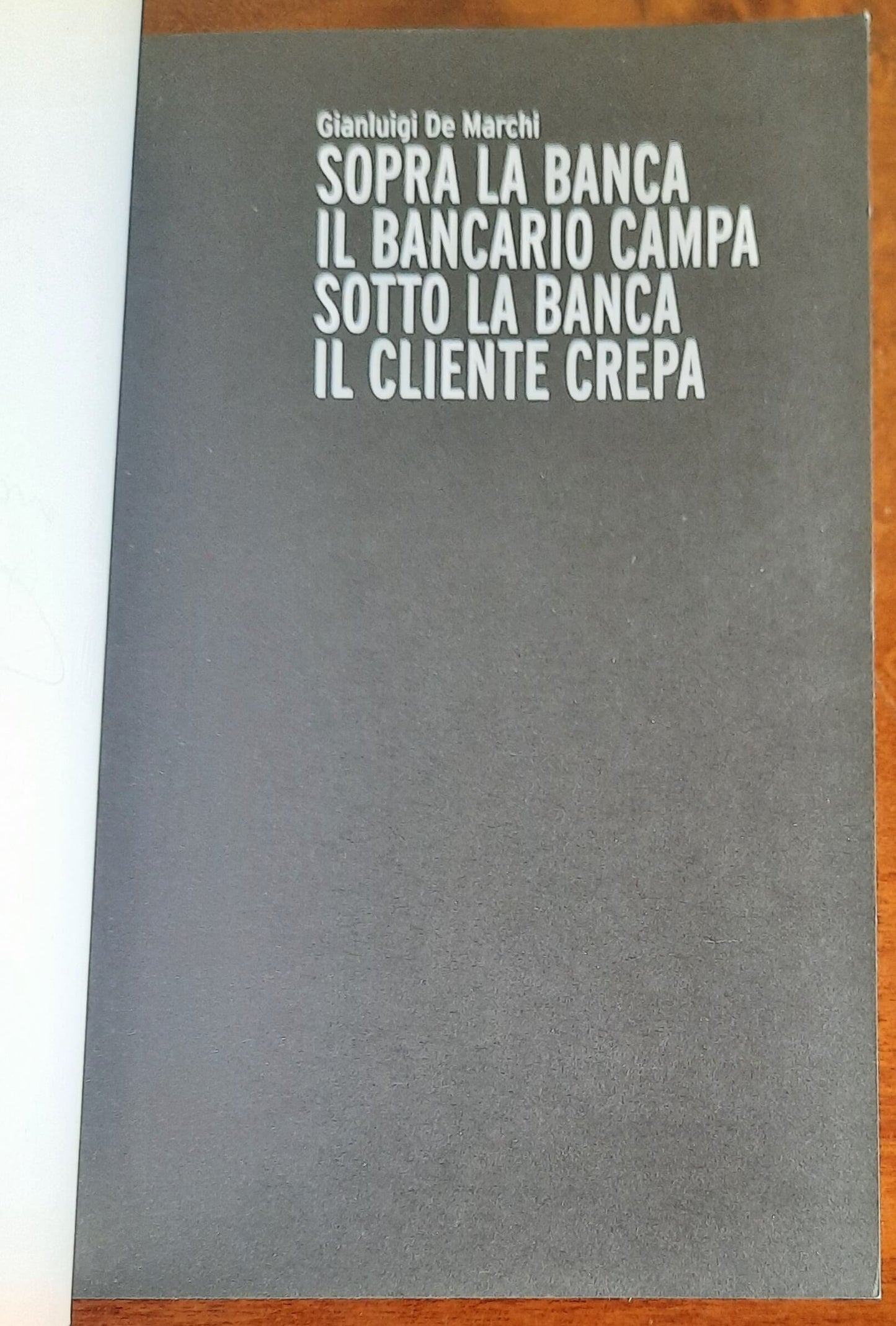 Sopra la banca il bancario campa sotto la banca il cliente crepa