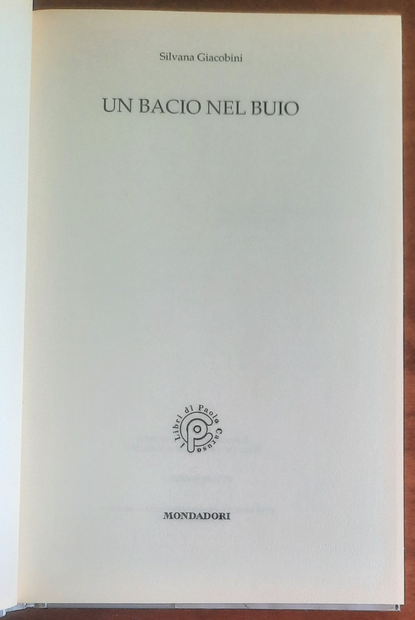 Un bacio nel buio - di Silvana Giacobini - Mondadori