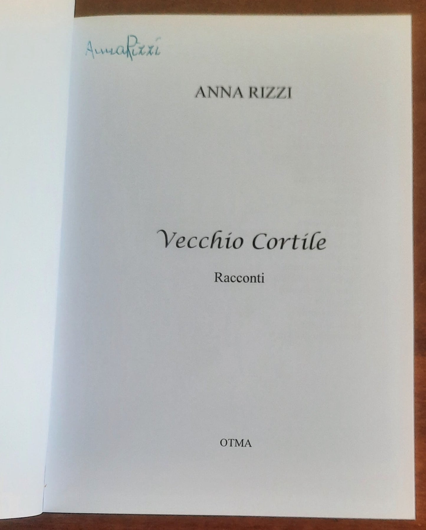 Vecchio Cortile. Racconti - di Anna Rizzi