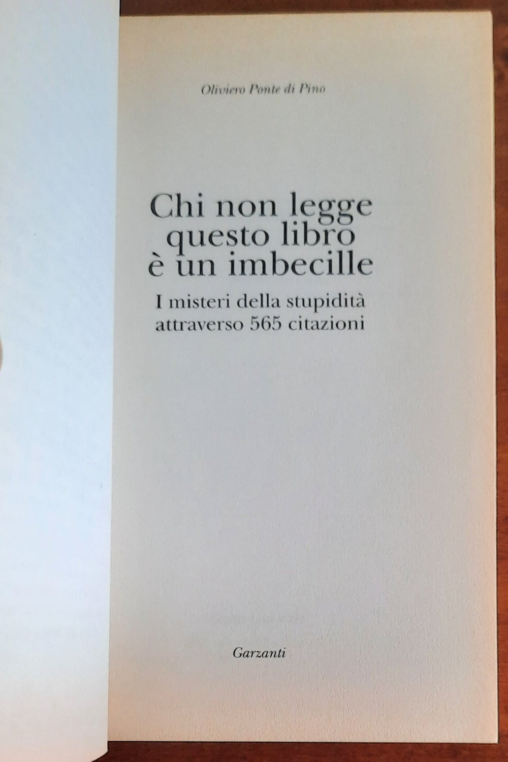 Chi non legge questo libro è un imbecille. I misteri della stupidità attraverso 565 citazioni