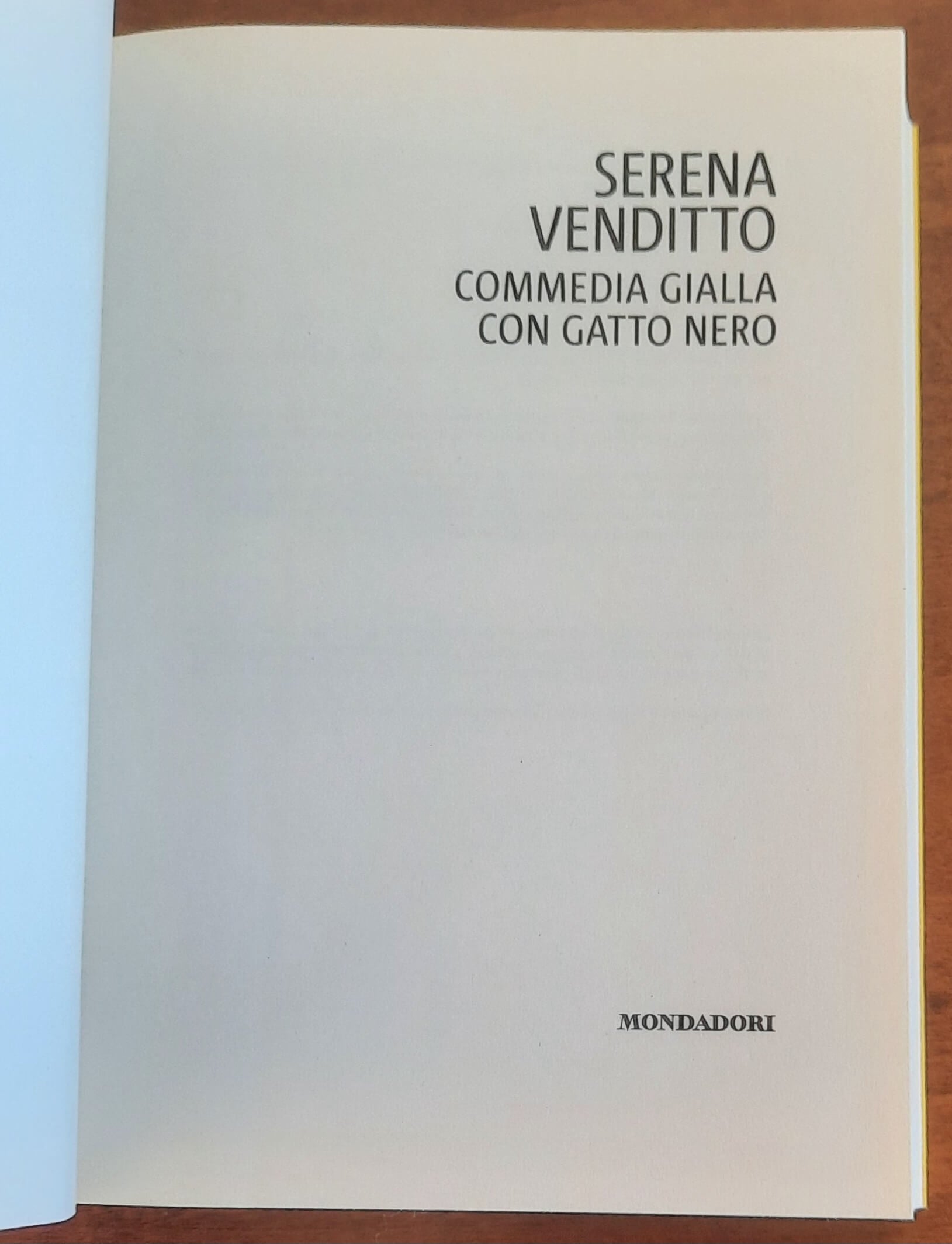 Commedia gialla con gatto nero - di Serena Venditto - Mondadori