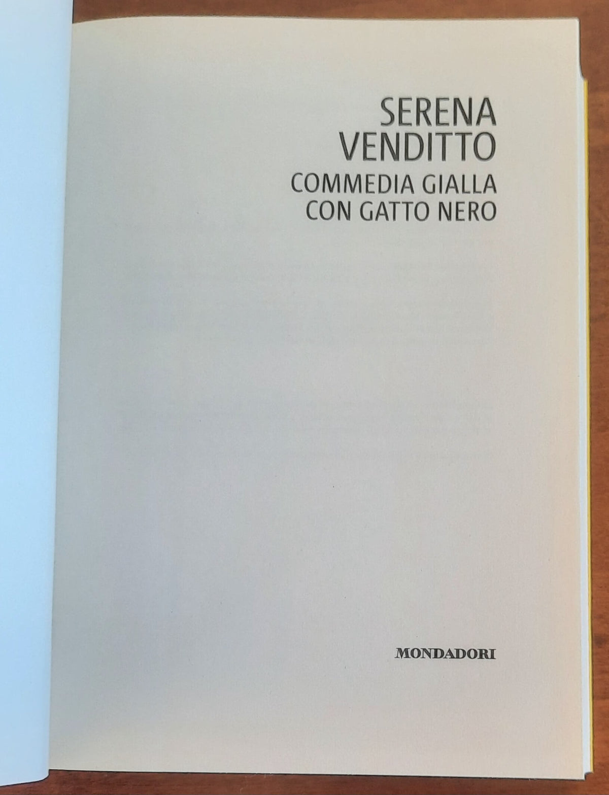 Commedia gialla con gatto nero - di Serena Venditto - Mondadori