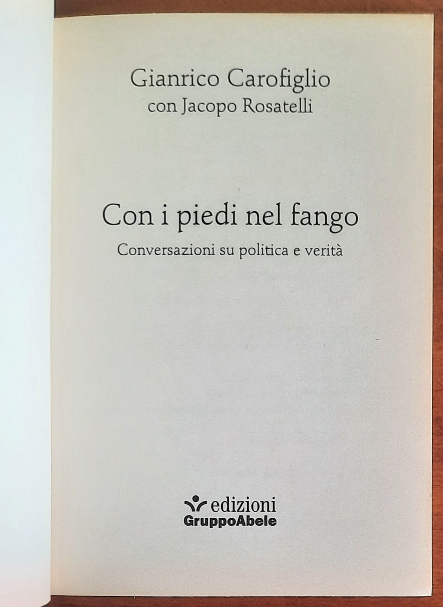 Con i piedi nel fango. Conversazioni su politica e verità