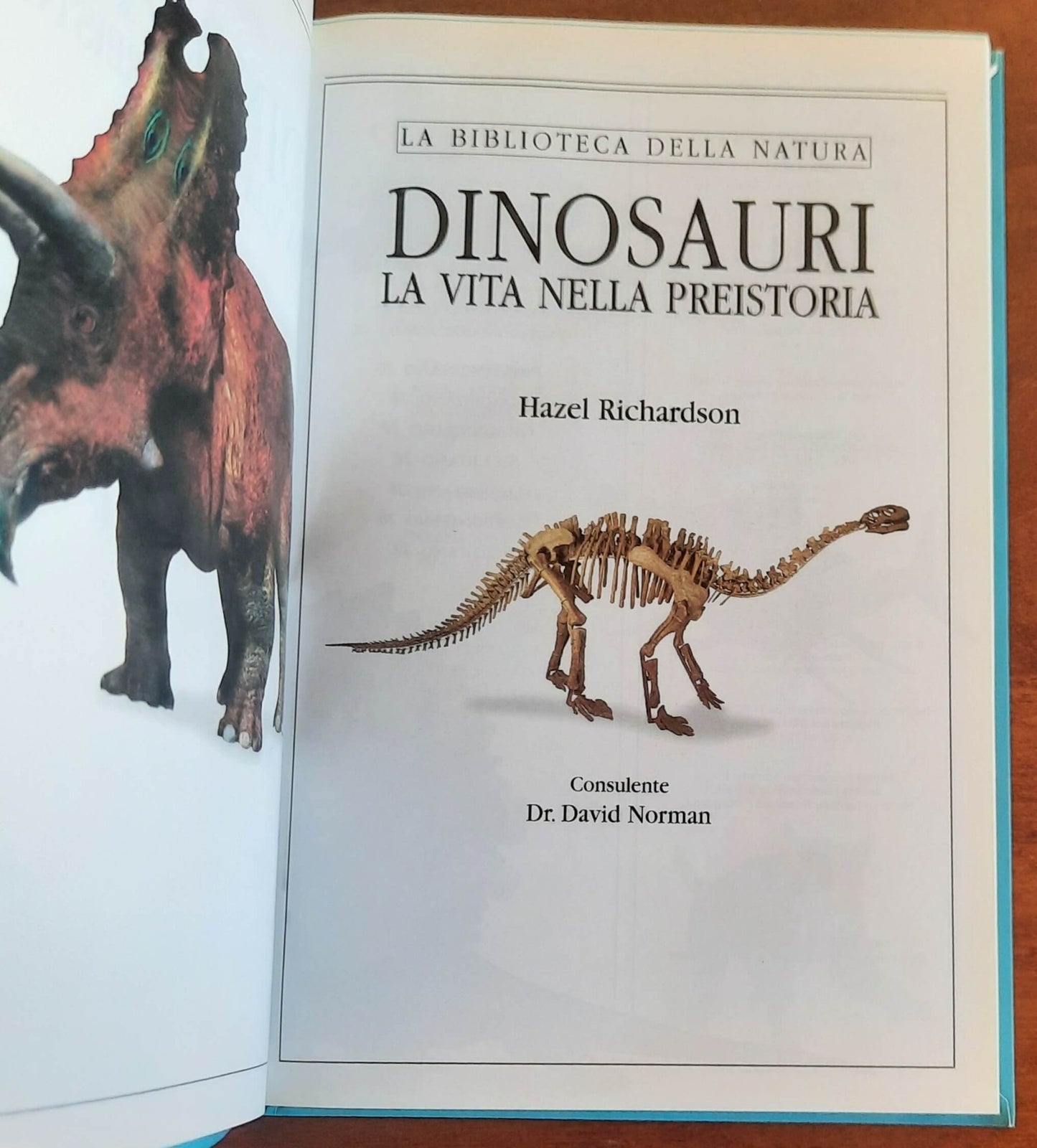 Dinosauri. La vita nella preistoria. Guida illustrata a oltre 200 esemplari