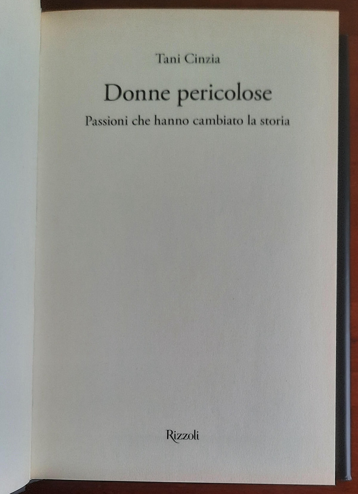 Donne pericolose. Passioni che hanno cambiato la storia