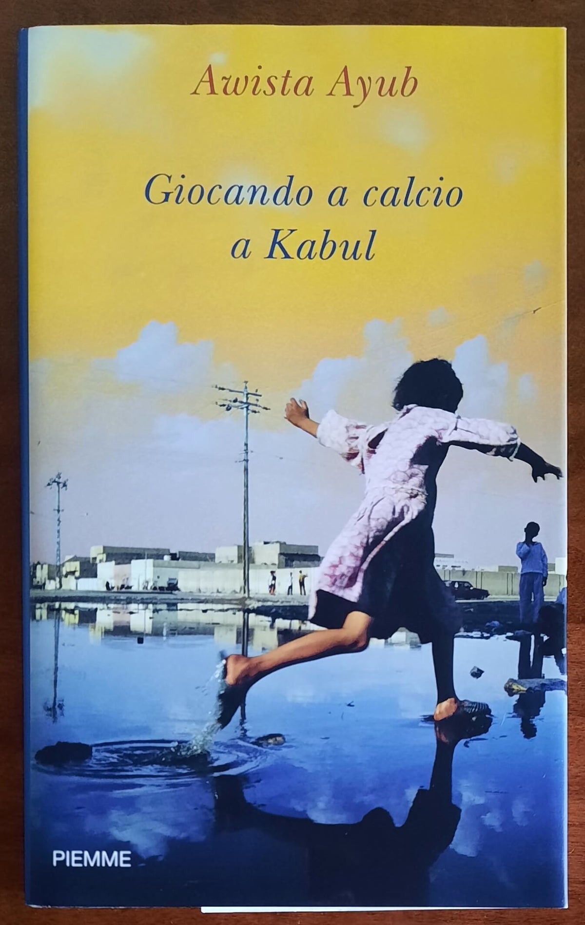 Giocando a calcio a Kabul - di Awista Ayub - Piemme