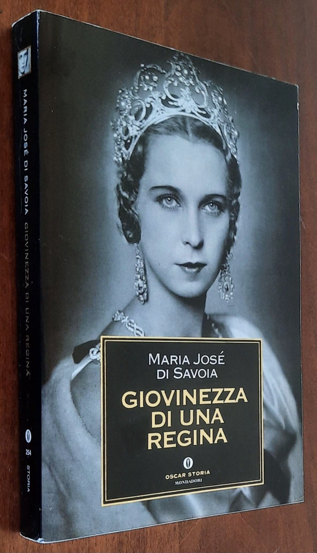 Giovinezza di una regina - Oscar Mondadori