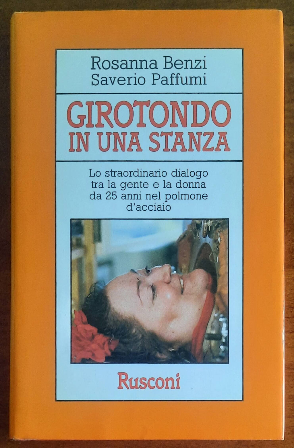 Girotondo in una stanza. Lo straordinario dialogo tra la gente e la donna da 25 anni nel polmone d'acciaio
