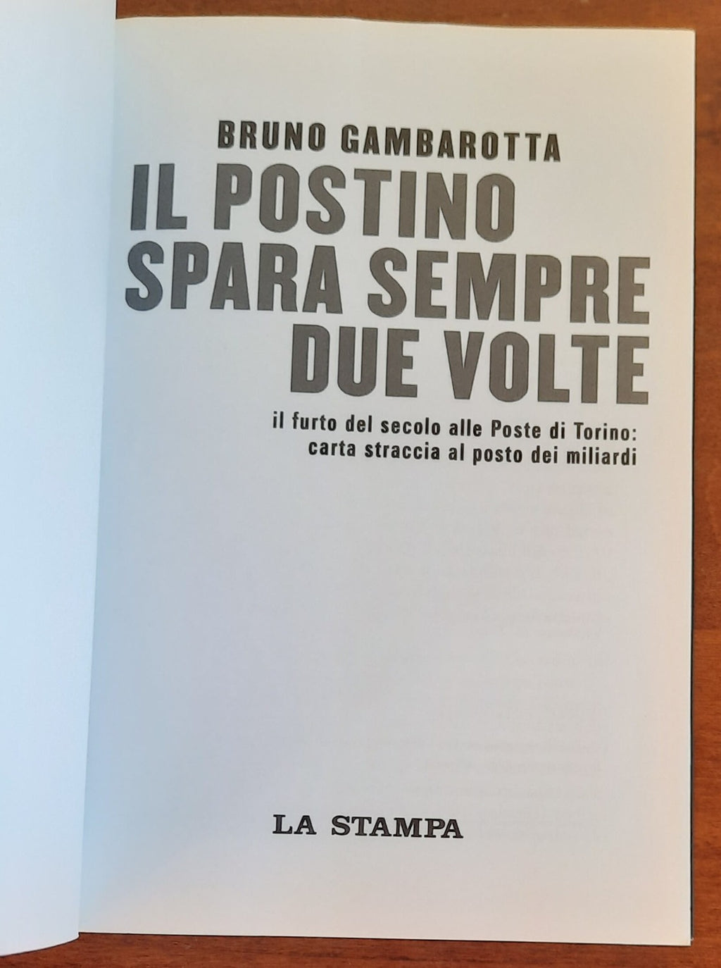 Il postino spara sempre due volte. Il furto del secolo alle Poste di Torino: carta straccia al posto dei miliardi - Libreria Biellese