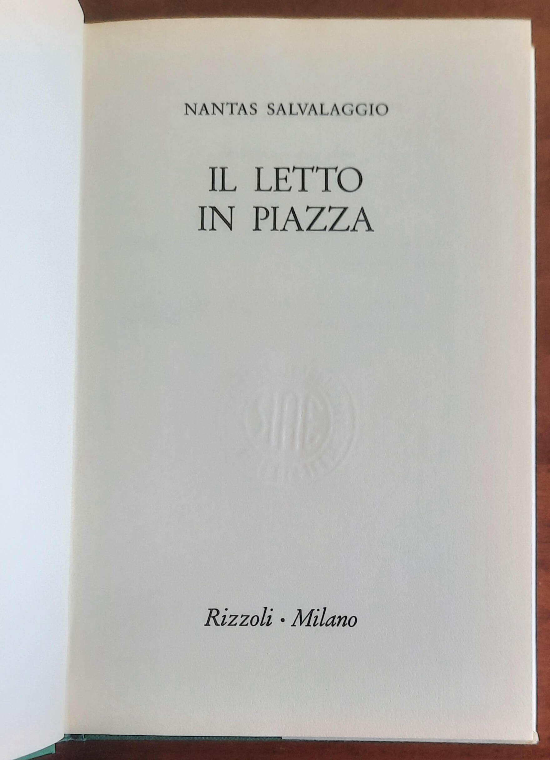 Il letto in piazza - di Nantas Salvalaggio - Rizzoli