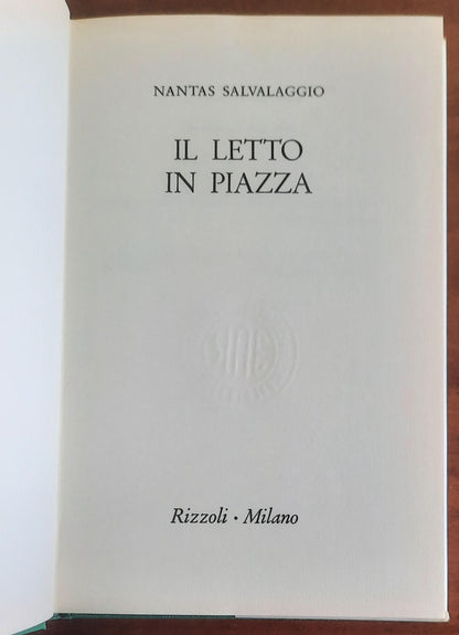 Il letto in piazza - di Nantas Salvalaggio - Rizzoli