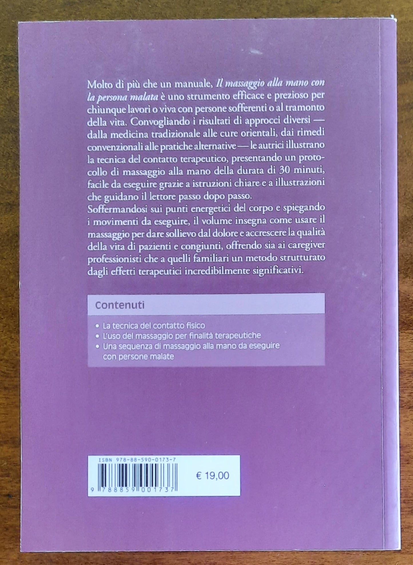 Il massaggio alla mano con la persona malata