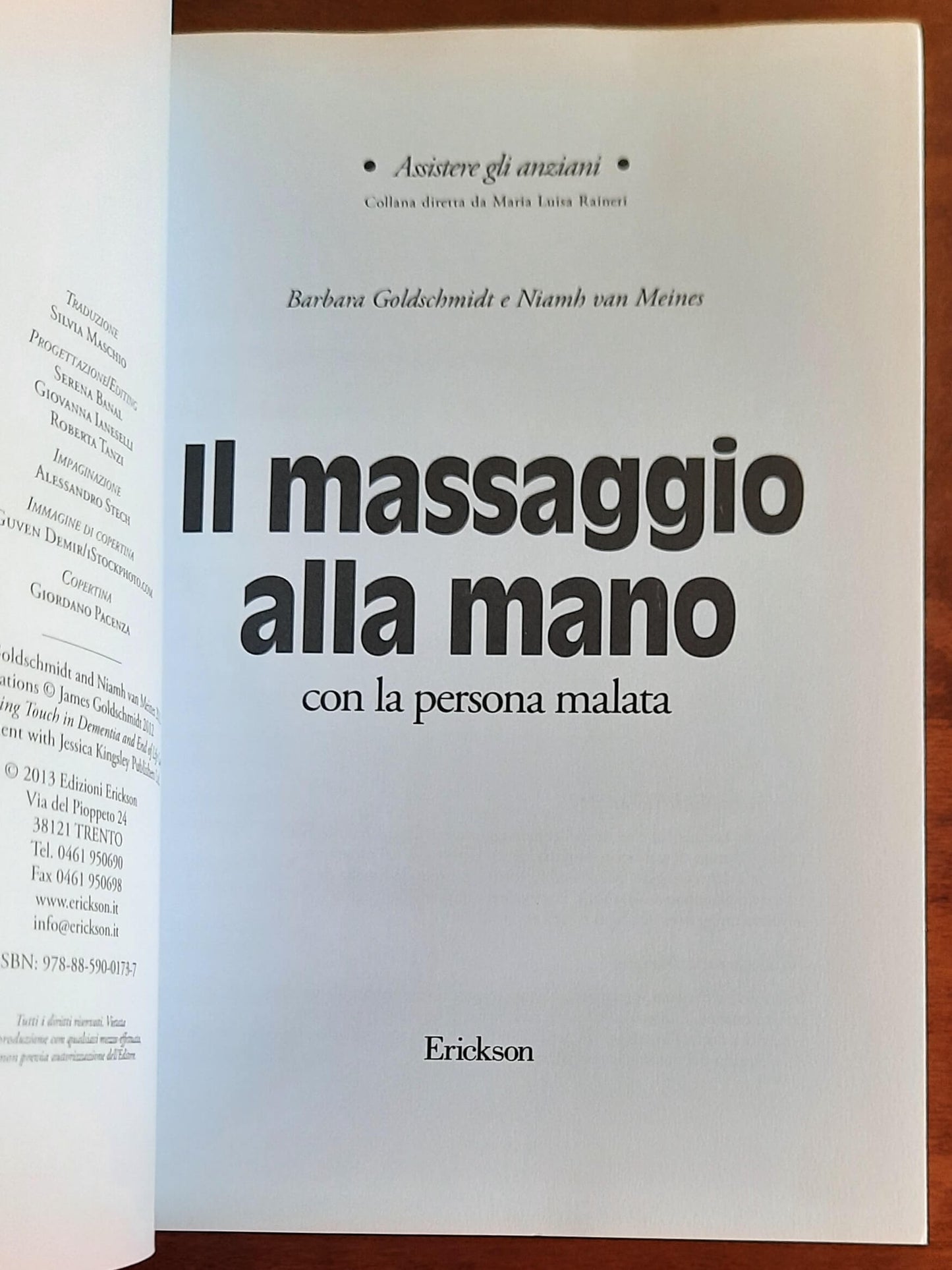 Il massaggio alla mano con la persona malata