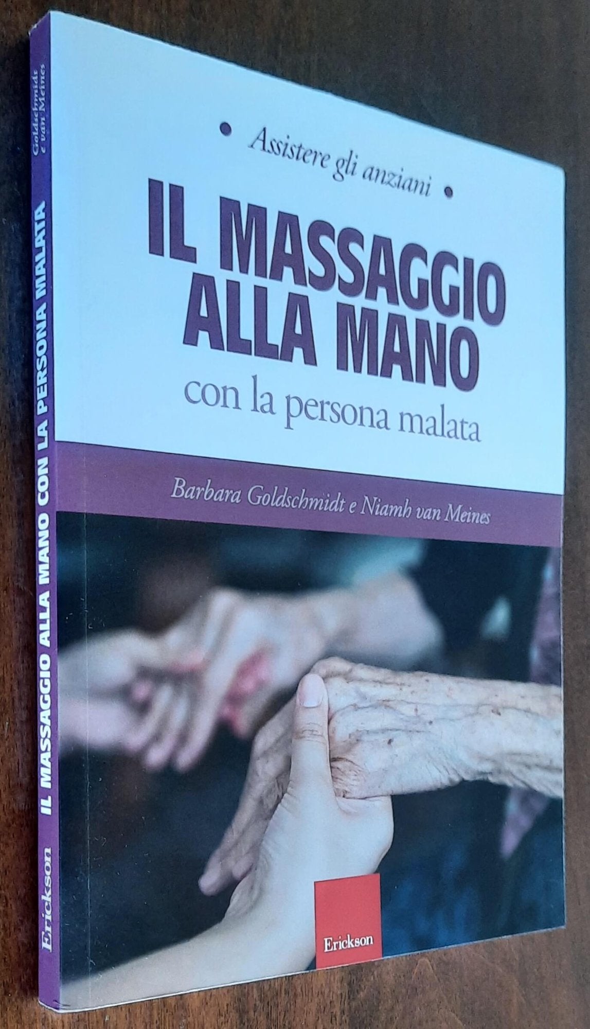 Il massaggio alla mano con la persona malata