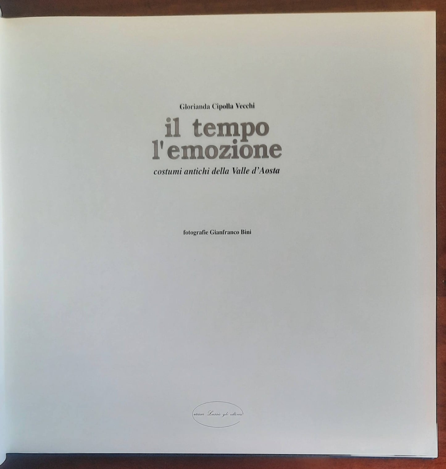 Il tempo l’emozione. Costumi antichi della Valle d’Aosta - Edizioni Lassù Gli Ultimi