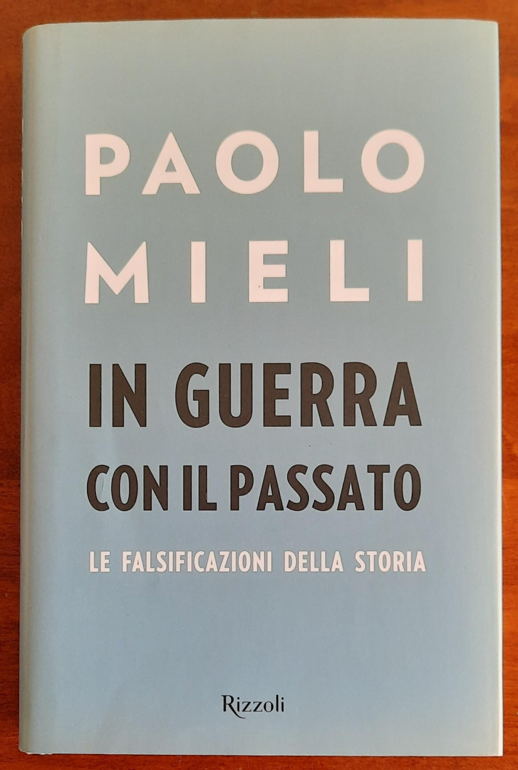 In guerra con il passato. Le falsificazioni della storia - Libreria Biellese