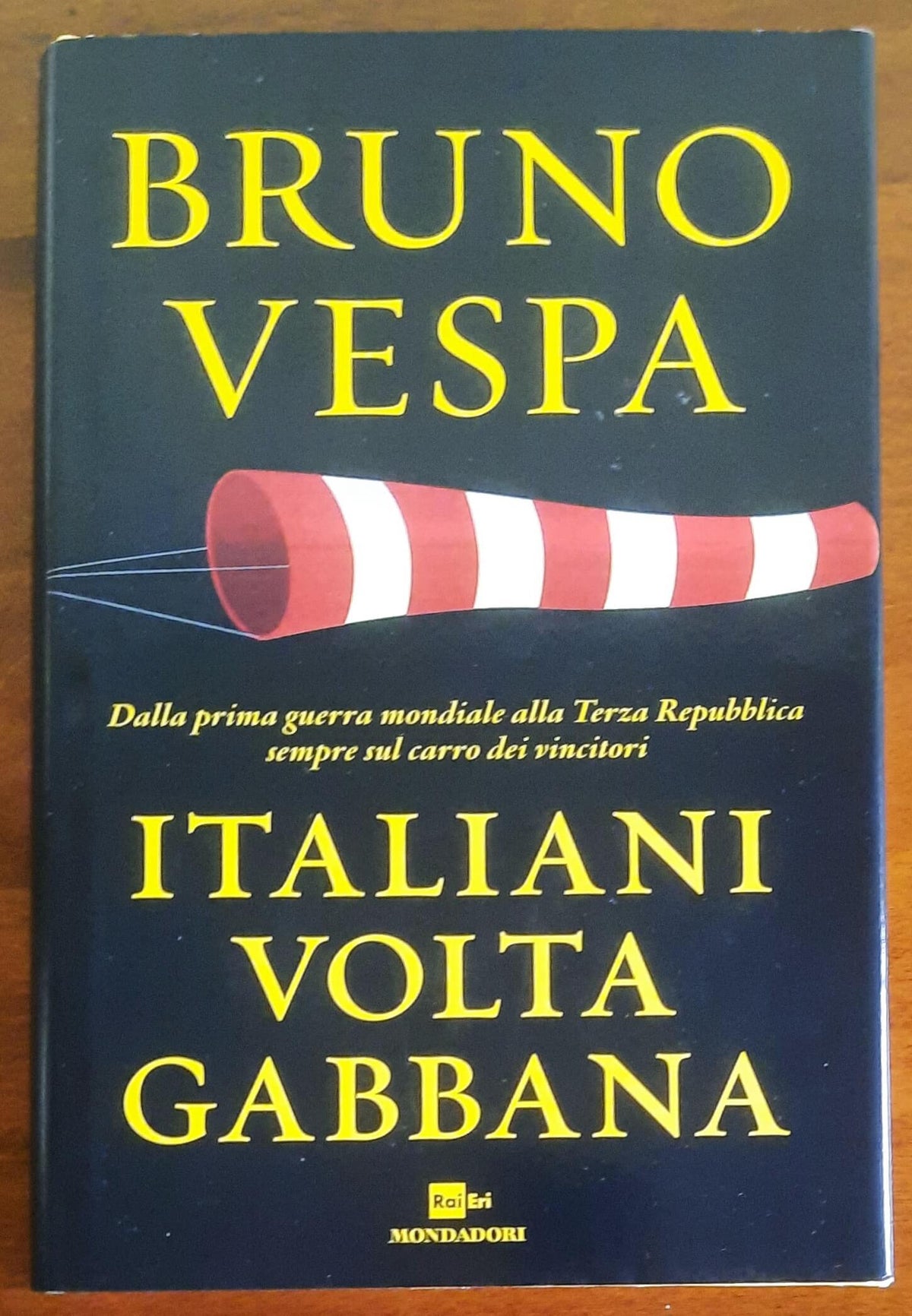 Italiani voltagabbana. Dalla prima guerra mondiale alla Terza Repubblica sempre sul carro dei vincitori