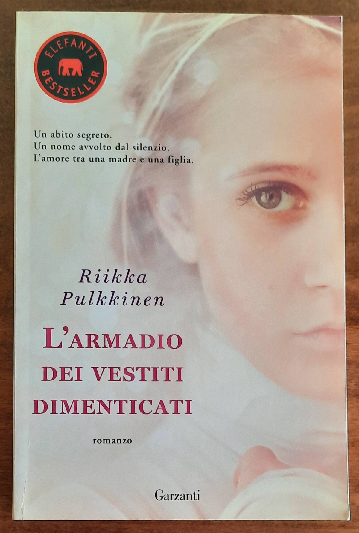 L’ armadio dei vestiti dimenticati - di Riikka Pulkkinen