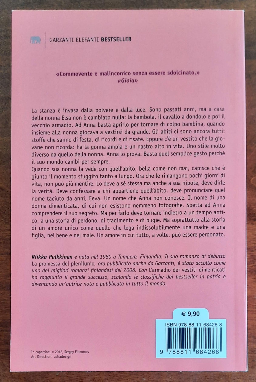 L’ armadio dei vestiti dimenticati - di Riikka Pulkkinen