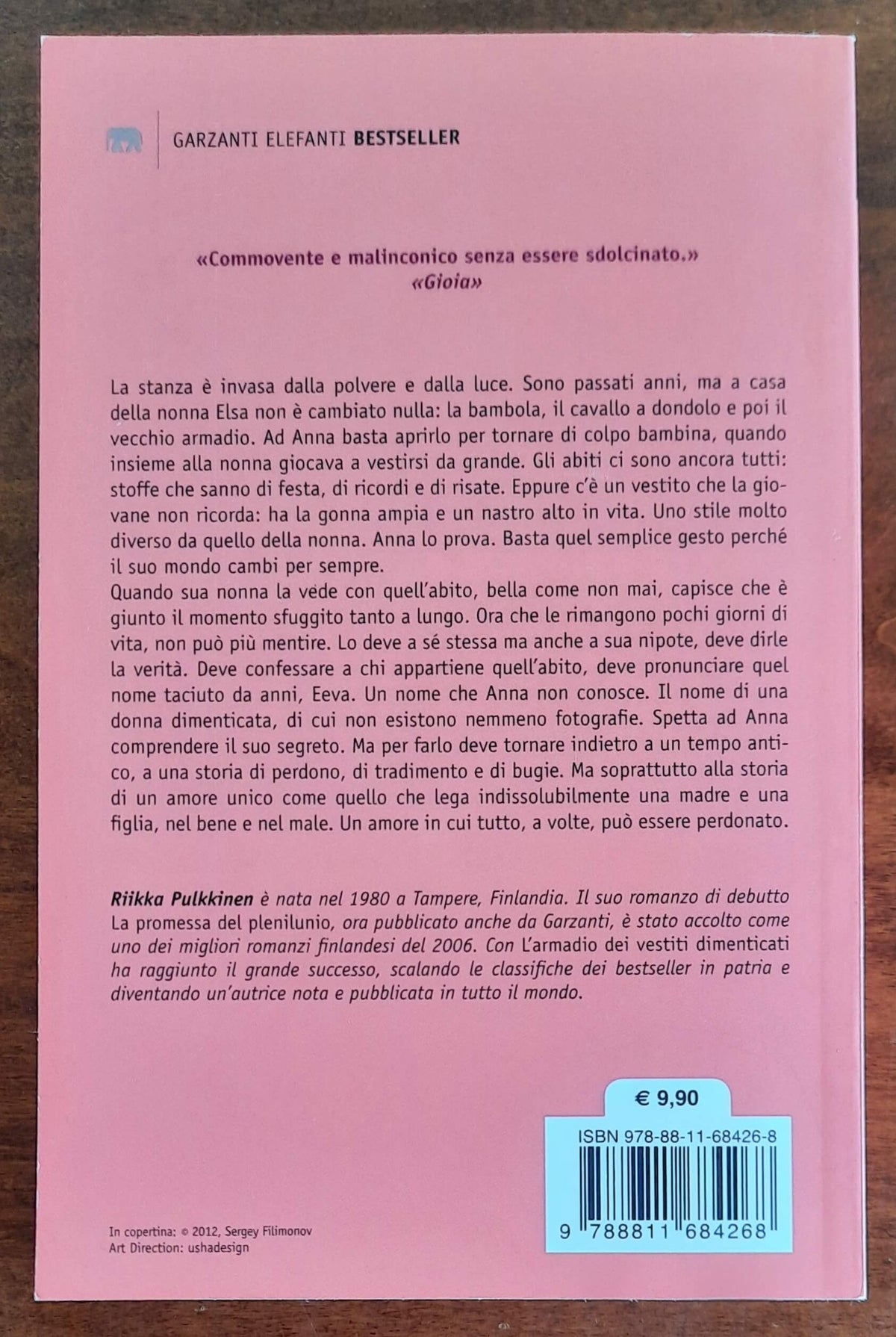 L’ armadio dei vestiti dimenticati - di Riikka Pulkkinen