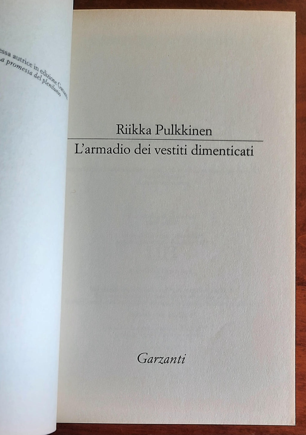 L’ armadio dei vestiti dimenticati - di Riikka Pulkkinen