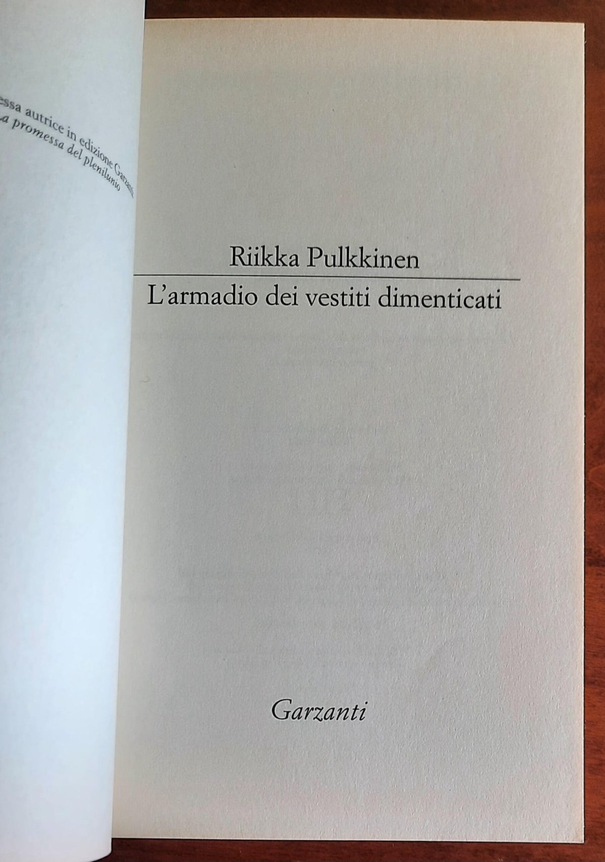L’ armadio dei vestiti dimenticati - di Riikka Pulkkinen