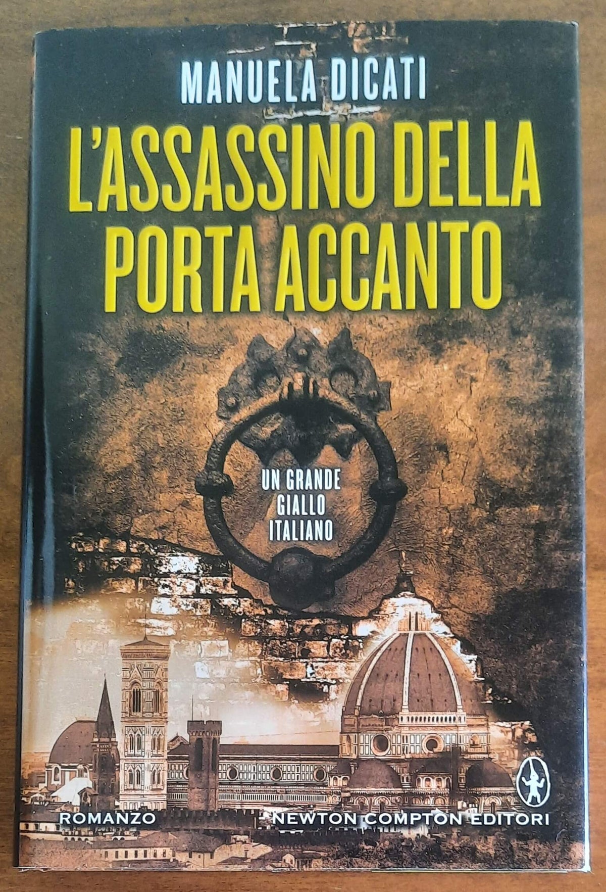 L’assassino della porta accanto - di Manuela Dicati - Newton Compton