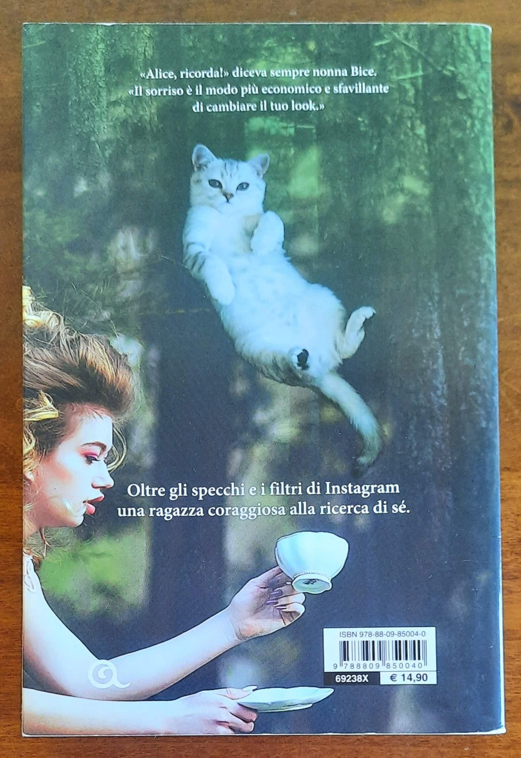 L’ ora del te. Le (dis)avventure di Alice in Fashionland - Libreria Biellese