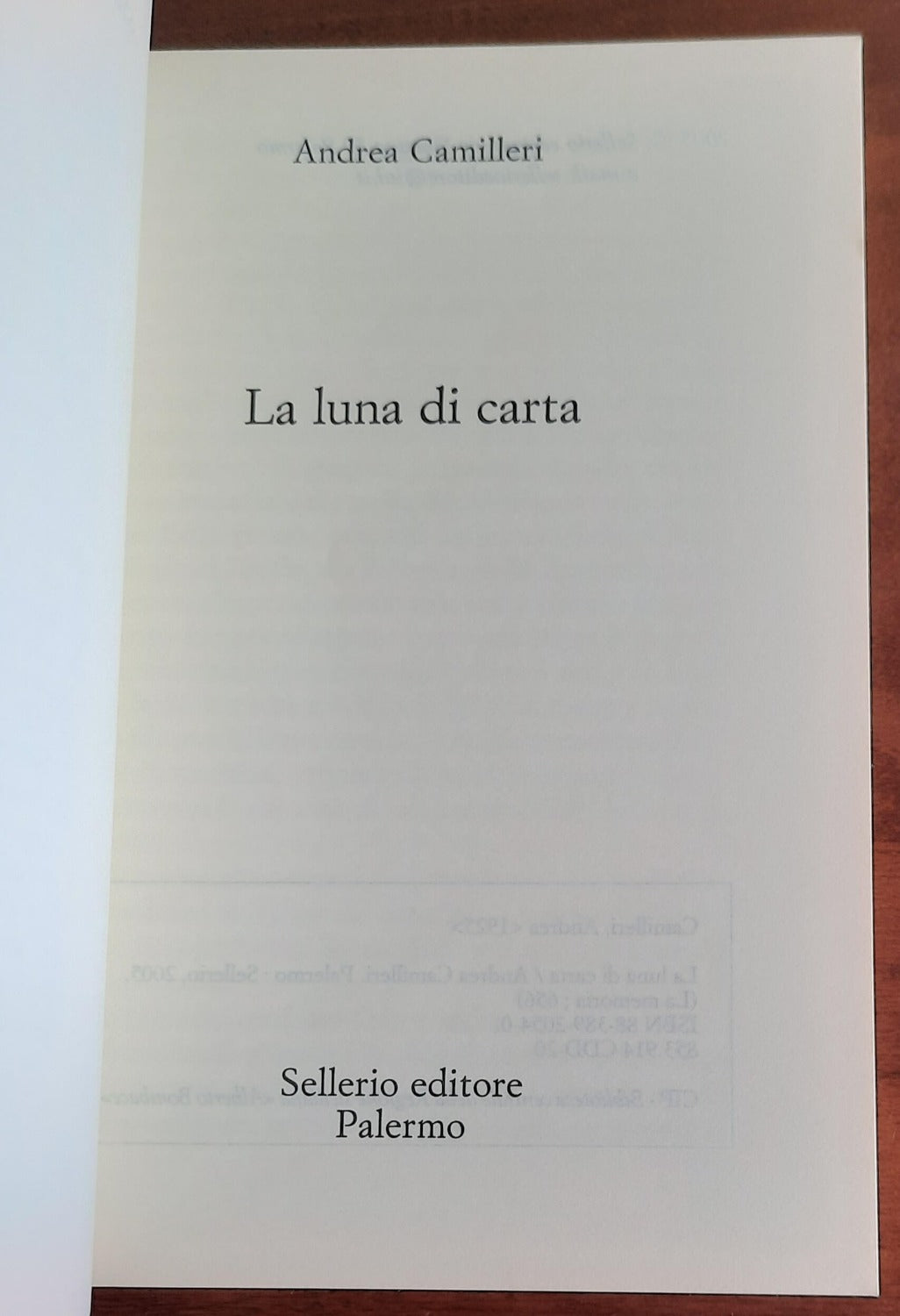 La luna di carta - di Andrea Camilleri - Libreria Biellese