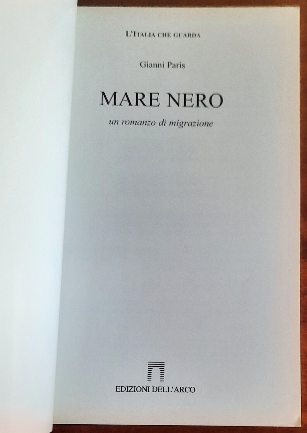 Mare nero. Un romanzo di migrazione - di Gianni Paris