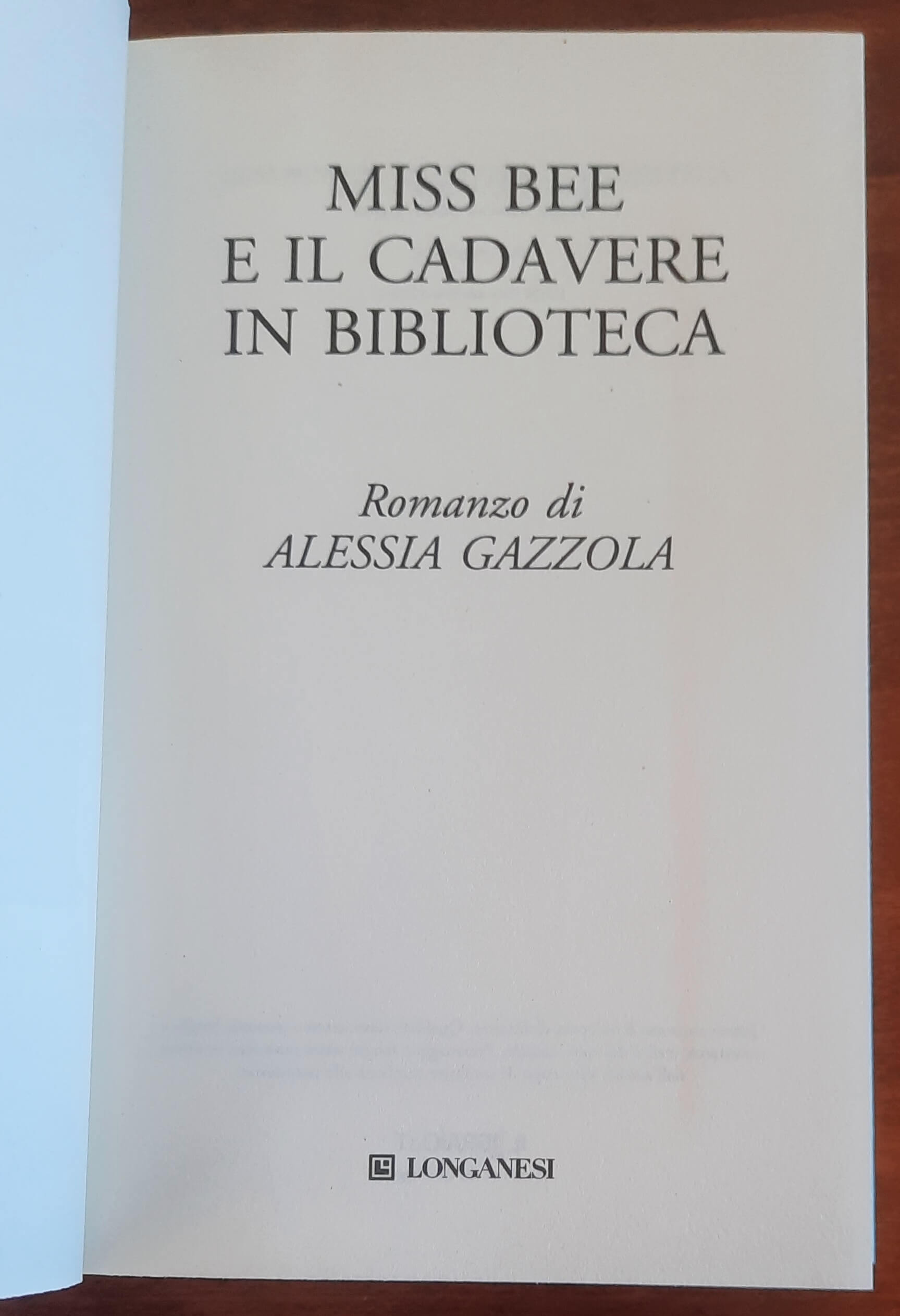 Miss Bee e il cadavere in biblioteca - di Alessia Gazzola - Longanesi