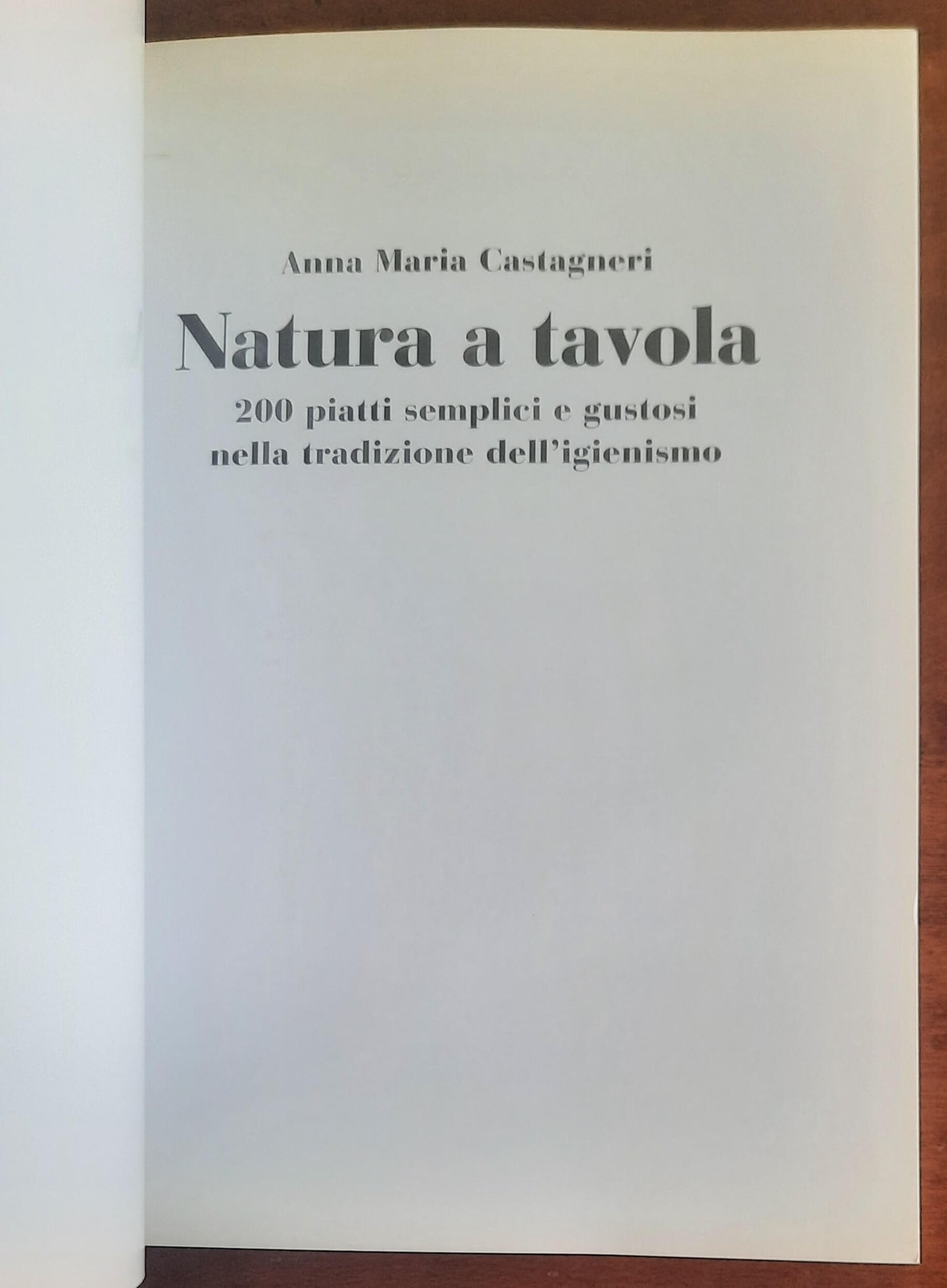 Natura a tavola. 200 piatti semplici e gustosi nella tradizione dell’igienismo