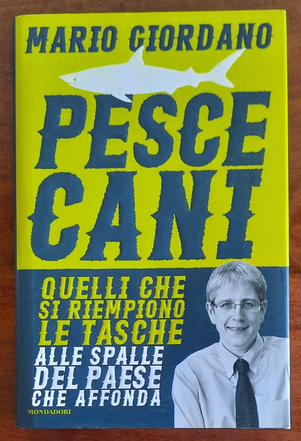 Pescecani. Quelli che si riempiono le tasche alle spalle del paese che affonda