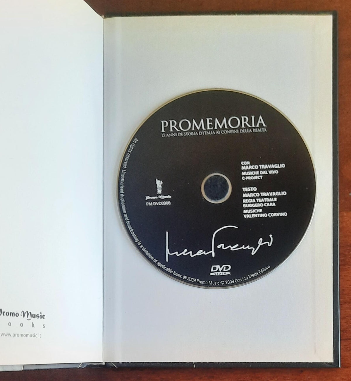 Promemoria. 15 anni di storia d’Italia ai confini della realtà. Con DVD