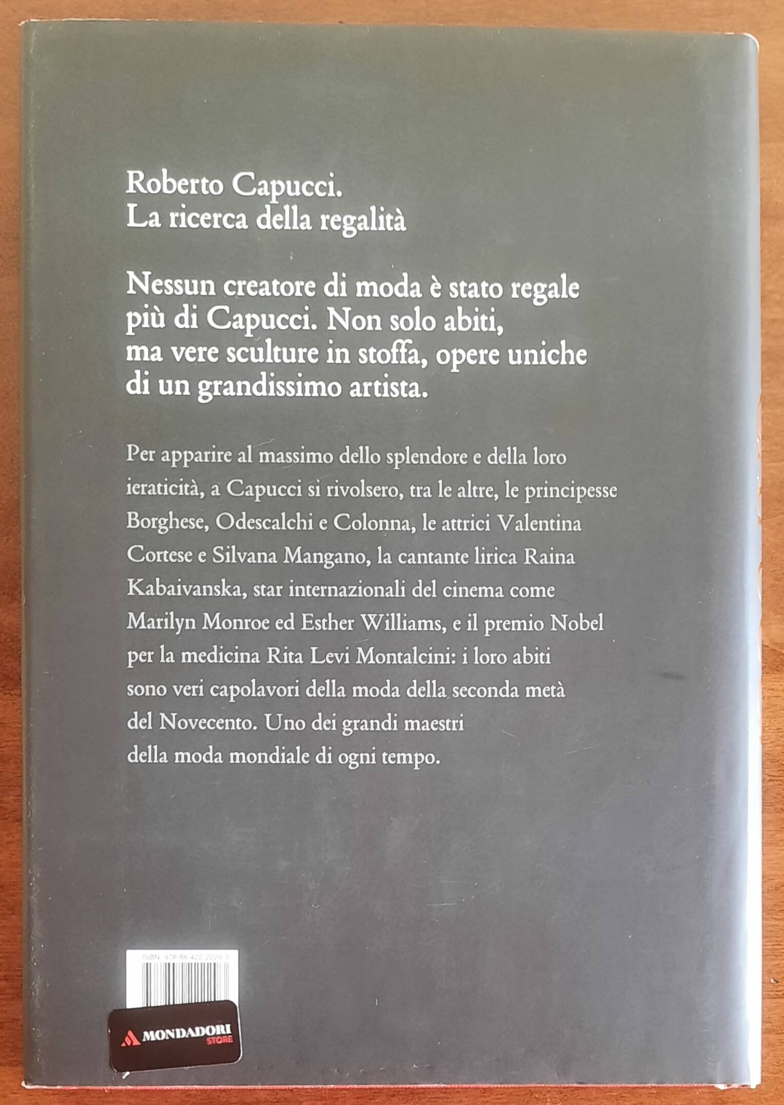Roberto Capucci. La ricerca della regalità - Umberto Allemandi
