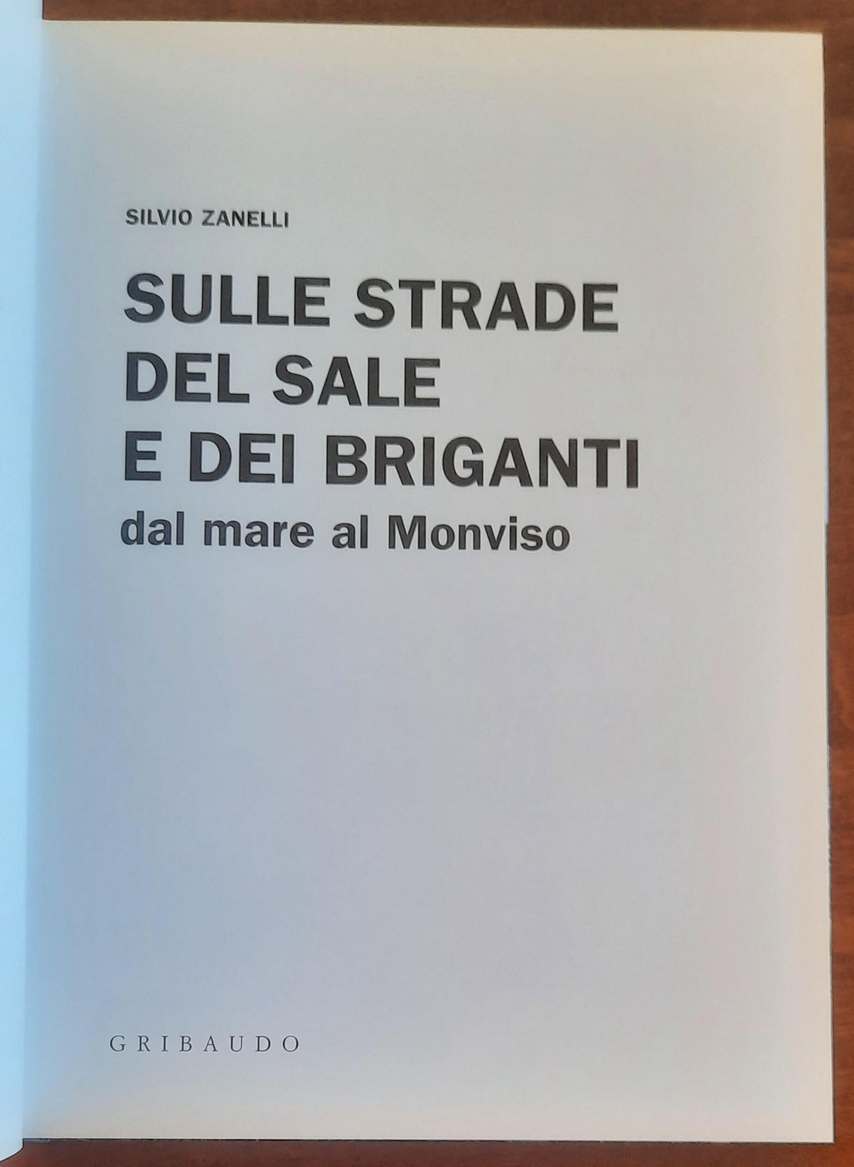 Sulle strade del sale e dei briganti. Dal mare al Monviso. Percorsi a cavallo, a piedi,in mountain bike